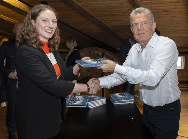 Elsa Berg, borgarstjóri, og Helgi Jacobsen (Mynd: Tórshavnar kommuna)