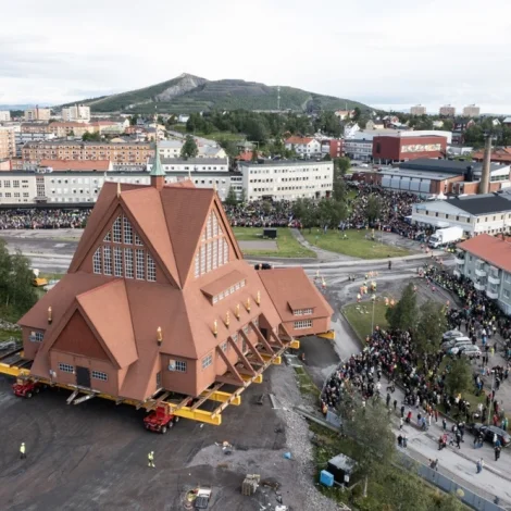 Kirkjan næstan komin upp á pláss