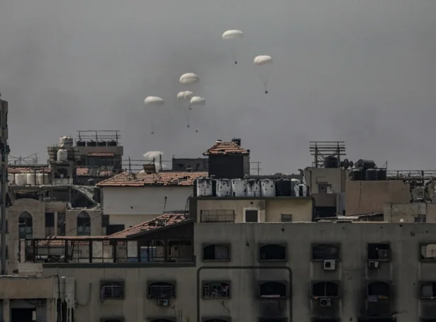 Myndin er frá í gjár, tá flogfør frá indonesiska flogvápninum tveittu neyðhjálp út yvir Gaza bý (Mynd: EPA)