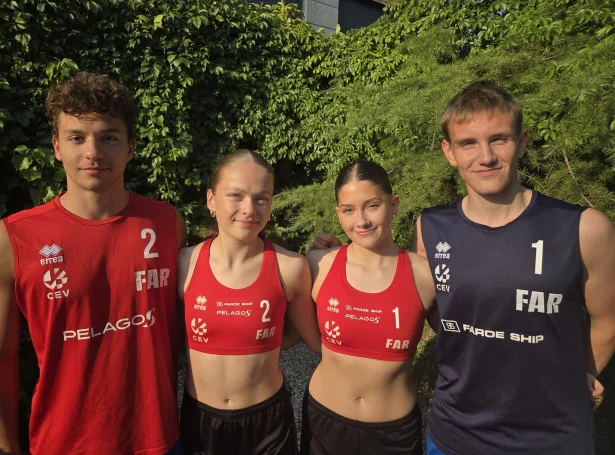 Filip Ilic, Maria Teresa Vitalis, Osla Johannesen og Rani Ákason umboða Føroyar í EM í sandflogbólti fyri U20 landslið (Mynd: Flogbóltssamband Føroya)