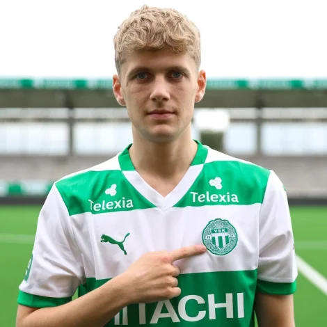 Mattias Hellisdal hevur vant saman við sínum nýggju liðfeløgunum og er farin í grønt og hvítt (Mynd: .vskfotboll.nu)