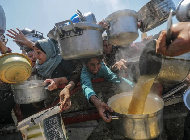 Fólk fáa mat í Gaza býi (Mynd: EPA)