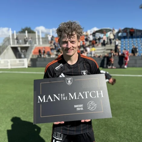 Adrian Rúnason Justinussen skoraraði sítt fjórða mál í kappingarárinum og varð kosin dagsins maður hjá Hillerød (Mynd: Hillerød Fodbold)