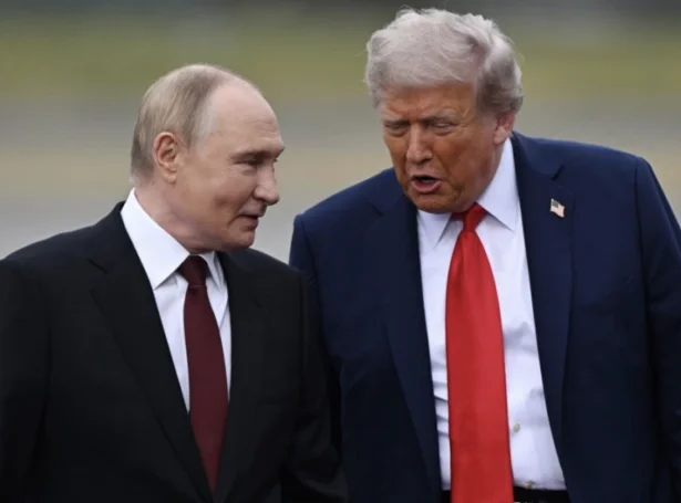 Amerikanski forsetin, Donald Trump roynir í hesum døgum at seta ferð á friðarsamráðingar millum Ukraina og Russland. Her sæst hann saman við russiska forsetanum, Vladimir Putin, sum vitjaði í amerikanska statinum Alaska fyrr í hesum mánaðinum (Mynd: EPA)
