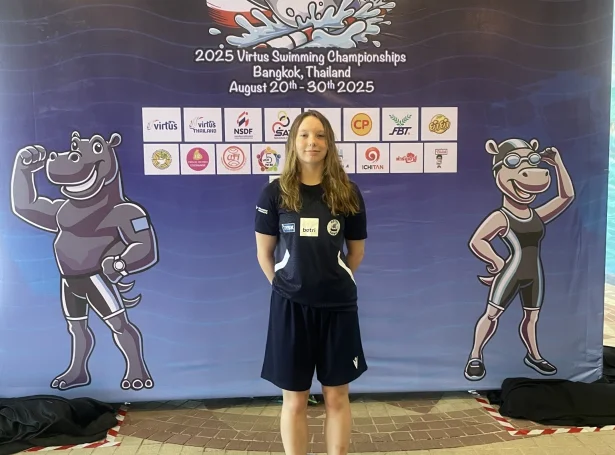 Oddvá Sedea skar nærum trý sekund av egna metið í 50 metra bringu, og gjørdi hon veruliga vart við seg í fyrstu royndini í Bangkok (Mynd: Parasport Føroyar)