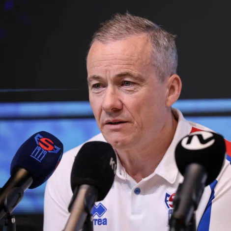 Eyðun Klakstein fegnaðist um, at nógvir útisetar standa seg væl. Landsliðsvenjarin greiddi eisini frá, at tríggir spælarar hjá KÍ ikki hava kropsligu støðuna til hesa landsliðssamlingina (Mynd: Sverri Egholm)