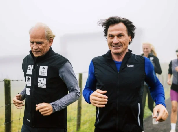 Petter Stordalen og fyritaksstjórin Torgeir Silseth á rennitúri í Havn í morgun (Mynd: Strawberry Run Club á Instagram)