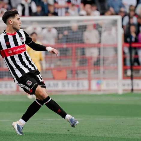 Geza Turi eigur sín leiklut í, at Grimsby kom víðari í EFL Cup. Leygardagin spældi miðvallarin fullan dyst í League Two (Mynd: gtfc.co.uk)