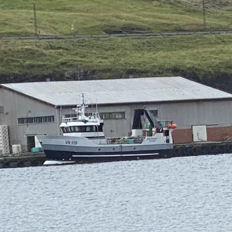 Skálafossur landar í Miðvági