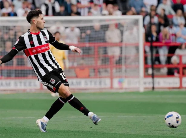 Geza Turi eigur sín leiklut í, at Grimsby kom víðari í EFL Cup. Leygardagin spældi miðvallarin fullan dyst í League Two (Mynd: gtfc.co.uk)