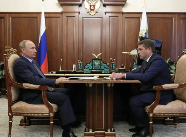 Ilja Sjestakov, leiðari fyri statsligu russisku fiskivinnufyrisitingina, her avmyndaður saman við Vladimir Putin, forseta (Mynd: fish.gov.ru)