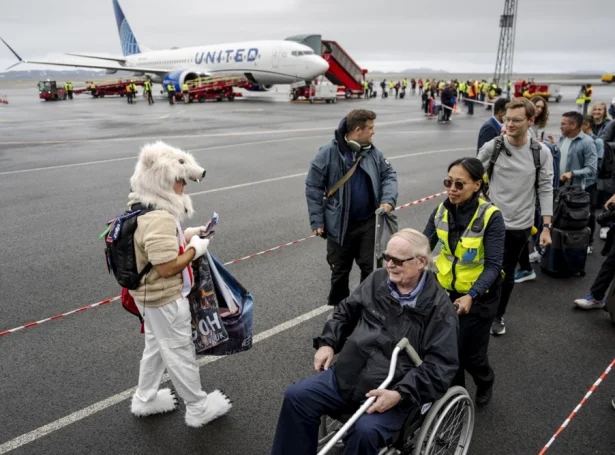 Amerikansk ferðafólk á veg í land úr fyrsta beinleiðis ferðafólkaflottúrinum millum Newark og Nuuk í summar (Mynd: EPA)