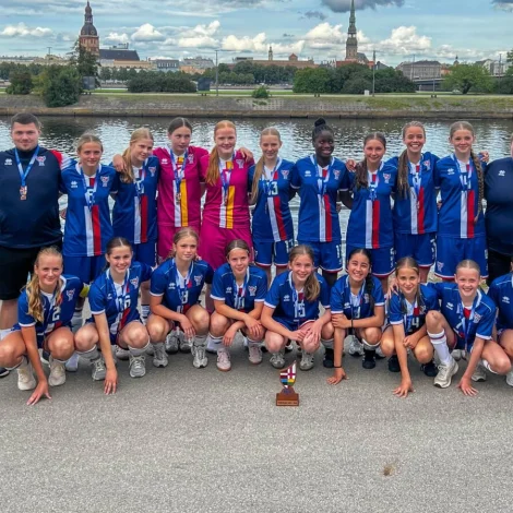 U15 genturnar og leiðararnir við bronsuheiðursmerkjunum frá Baltic Cup 2025 (Mynd: FSF)