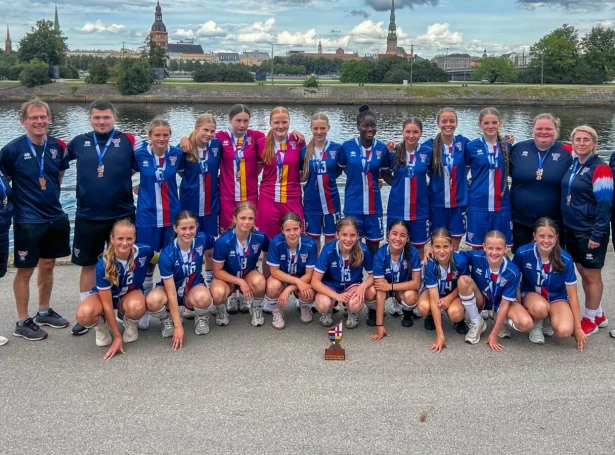 U15 genturnar og leiðararnir við bronsuheiðursmerkjunum frá Baltic Cup 2025 - Mynd: www.FSF.fo