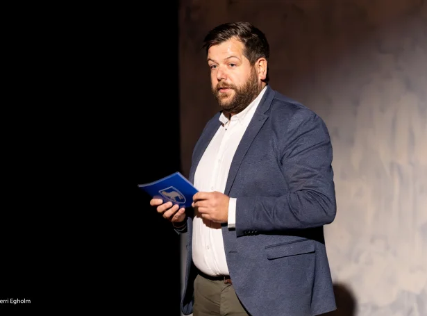 - Hóast Føroyar sjálvandi heldur høvdu gjørt eina semju uttan tíðaravmarking, fegnist eg um, at skipini kunnu fara til fiskiskap beinanvegin, stafestir Eirikur í Jákupsstovu (Savnsmynd: Sverri Egholm)