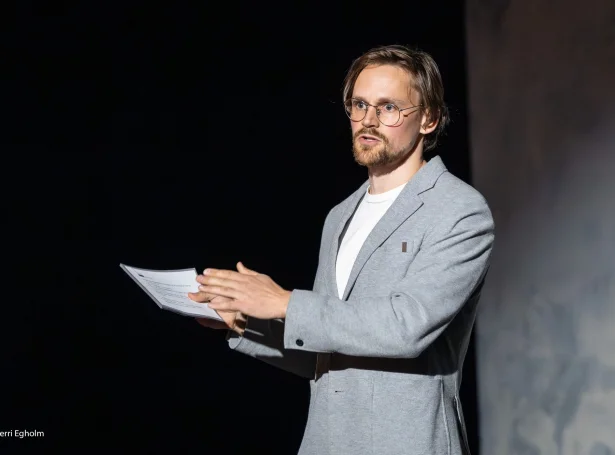 Harald Thompson Rosenstrøm, stjóri og ein av 1,75 starvsfólkum á Tjóðpalli Føroya, bjóðar vælkomin til fyrsta leikárið undir hansara leiðslu (Mynd: Sverri Egholm)