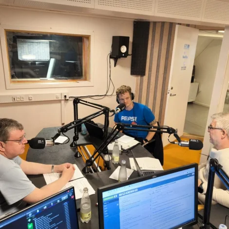 Í fótbóltssendingini á FM1 í gjár varð tað millum annað viðgjørt, at ein endalig avgerð um fótbóltsframtíðina - ella vantandi fótbóltsframtíðina - hjá Víkinga-liðformaðurin framvegis ikki fyriliggur. FSF noyðist at melda greitt út, staðfestu viðmerkjararnir (Mynd: Sverri Egholm)