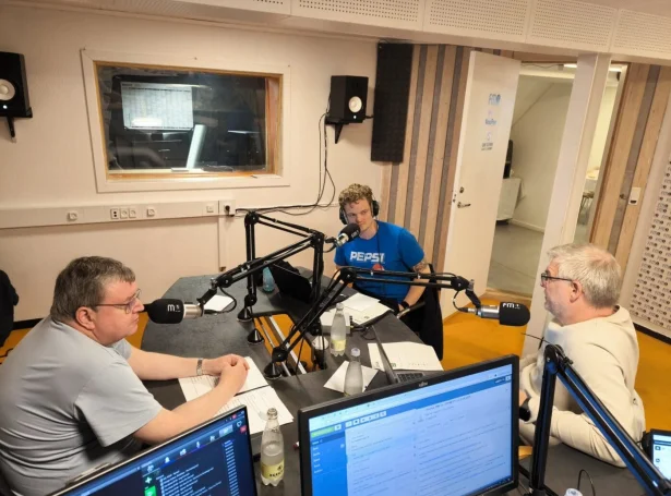 Í fótbóltssendingini á FM1 í gjár varð tað millum annað viðgjørt, at ein endalig avgerð um fótbóltsframtíðina - ella vantandi fótbóltsframtíðina - hjá Víkinga-liðformaðurin framvegis ikki fyriliggur. FSF noyðist at melda greitt út, staðfestu viðmerkjararnir (Mynd: Sverri Egholm)