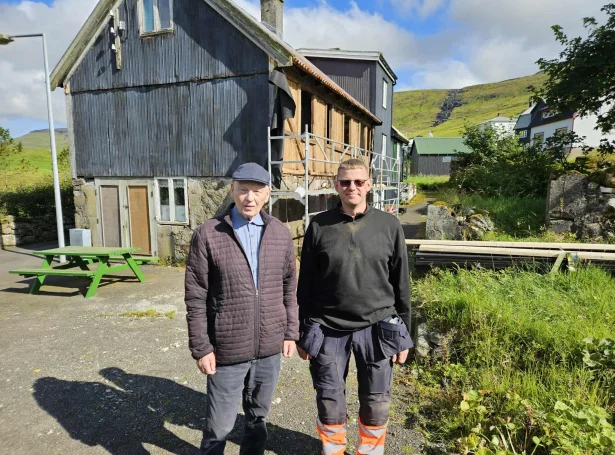 Á myndini Heini F. Petersen, sum gjørdist 89 ár fyrradagin og Gerhard H. Hansen. Teir eru báðir ættaðir frá Suðuroyar-Dánjali og Amaliu. Heini er úr 5.ættarliði og Gerhard úr 6.ættarliði.