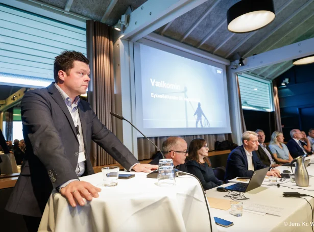 SEV stýrið við formanninum Haraldi Hammer, fekk dyggja álitisváttan og undirtøku á eykaaðalfundinum fríggjadagin, tá atkvøtt varð um at brúka 10 mio. kr. til at kanna pumpuskipanarverkætlanina víðari. Myndir Jens K. Vang.