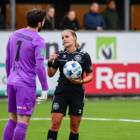 Nanna Løf Andersen úr Danmark er fyrsta kvinna, sum í føroyskum fótbólti hevur dømt dyst í fremstu deildini hjá monnum (Mynd: Jóanis Albert Nielsen / Jn.fo)