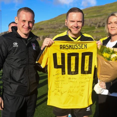 Jóhan Hendrik Ellefsen, formaður í Føroya Dómarafelag og Doris í Garði Olafsdóttir, umboð fyri FSF, handa Eilei serstaka gávu undan dysti nummar 400 (Mynd: Sofus Debes Johannesen/FSF)