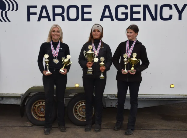 Vinnarar Tvíspor vaksin fyrsti flokkur. f.v. nr. 2 Barbara Carlsen, nr. 1, Ranja H. Djurhuus og nr. 3, Ása Bárðardóttir