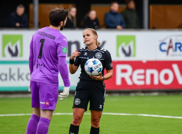 Nanna Løf Andersen úr Danmark er fyrsta kvinna, sum í føroyskum fótbólti hevur dømt dyst í fremstu deildini hjá monnum (Mynd: Jóanis Albert Nielsen / Jn.fo)