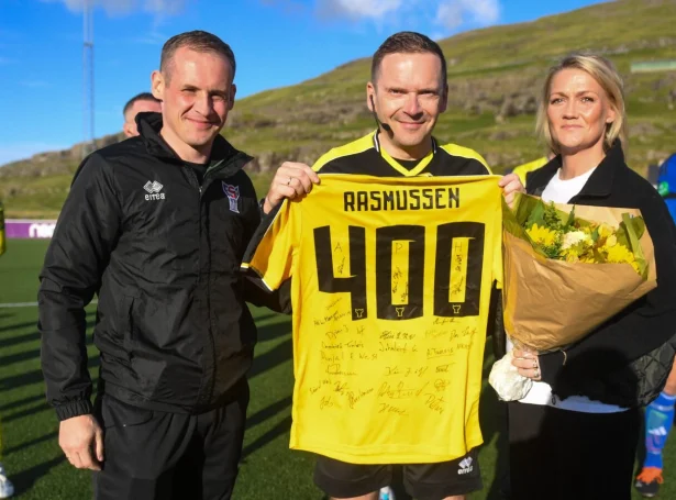 Jóhan Hendrik Ellefsen, formaður í Føroya Dómarafelag og Doris í Garði Olafsdóttir, umboð fyri FSF, handa Eilei serstaka gávu undan dysti nummar 400 (Mynd: Sofus Debes Johannesen/FSF)
