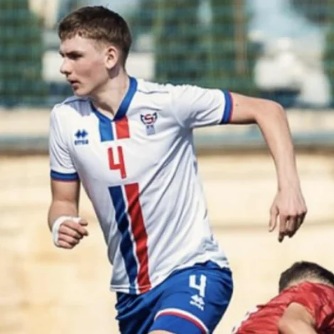 15-ára gamli Nóa Kristin Mortensen hevur eisini longu spælt seks dystir á næstbesta liðnum hjá FC Suðuroy og er skrásettur fyri átta U-landsdystir