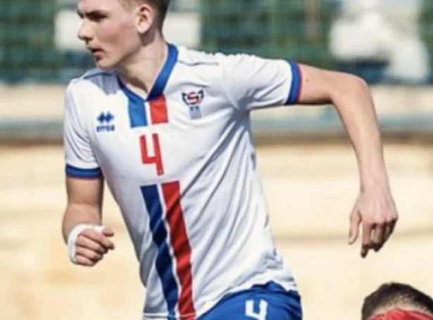 15-ára gamli Nóa Kristin Mortensen hevur eisini longu spælt seks dystir á næstbesta liðnum hjá FC Suðuroy og er skrásettur fyri átta U-landsdystir