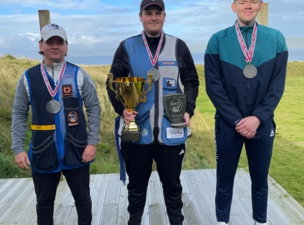 OL skeet: Tórur Fløtt, mitt í, saman við  Pól Jóhannusi S. Jensen (til vinstru) og Leivi Joensen (til høgru)