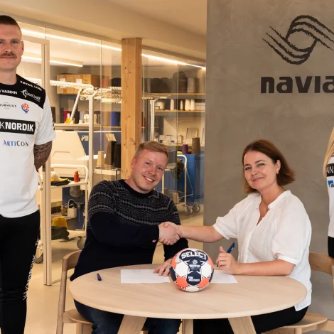 Í farnu viku vóru umboð fyri Hondbóltssamband Føroya, Gunn Ellefsen, starvsnevndarforkvinna, og landsliðsleikararnir, Peter Krogh og Karin Egholm á vitjan á høvuðsætinum hjá Navia á Toftum. Har varð samstarvsavtalan eisini undirskrivað saman við Óla Kristiani á Torkilheyggi, stjóra og eigara í Navia (Mynd: Hondbóltssamband Føroya)