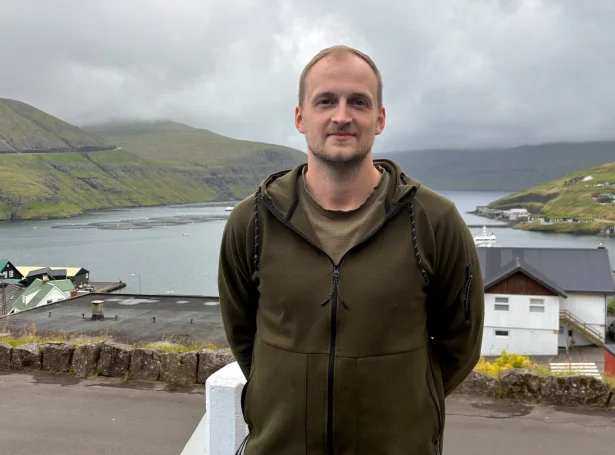 - Vestmanna kommuna kennir væl til nakrar av teimum førleikum, sum Magnus hevur, tí hann hevur gjørt ymisk arbeiðir fyri kommununa, millum annað hevur hann teknað og projekterað útbyggingina av ítróttahøllini, sum er í gongd í løtuni (Mynd: vestmanna.fo)