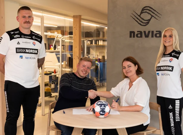 Í farnu viku vóru umboð fyri Hondbóltssamband Føroya, Gunn Ellefsen, starvsnevndarforkvinna, og landsliðsleikararnir, Peter Krogh og Karin Egholm á vitjan á høvuðsætinum hjá Navia á Toftum. Har varð samstarvsavtalan eisini undirskrivað saman við Óla Kristiani á Torkilheyggi, stjóra og eigara í Navia (Mynd: Hondbóltssamband Føroya)