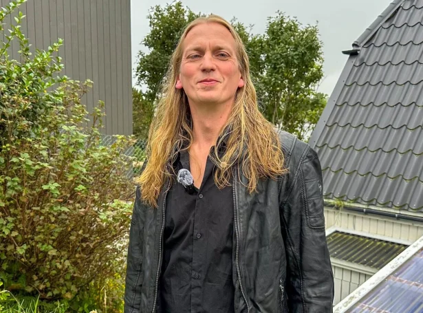 Pól Arni Holm fer at syngja fyri til 