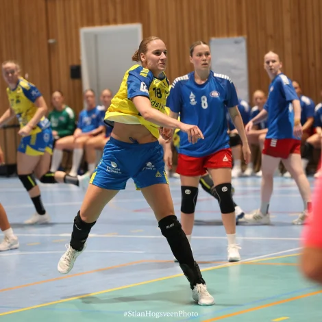 Pernille Brandenborg skorar eitt av sínum sjey málum í stórsigrinum. Leygardagin bíðari ein væl størri uppgáva enn Vålerenga (Mynd: Storhamar.topphåndbold.no)