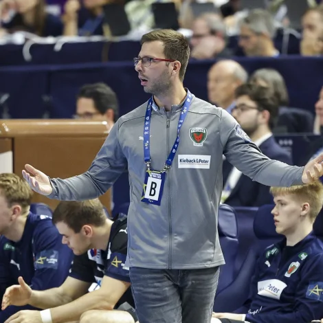 Jaron Siewert er noyddur at ásanna, at ítróttarheimurin ofta kann vera kaldur. Sum skilst hava ósemjur verið við stjóran Bob Hanning - Siewert er eisini settur í samband við eitt skifti til Kiel (Mynd: EPA)