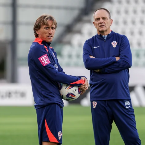 Luka Modric var á Tórsvølli tíðliga í september. Nú vitja føroyingar til týðandi dyst móti Balon'd Or vinnaranum (Mynd: Sverri Egholm)