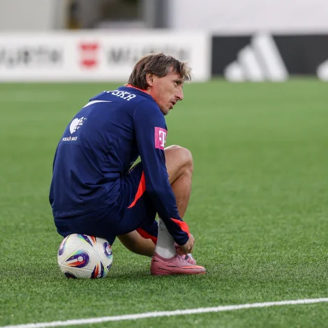 - Luka Modric er ein heilt serstakur spælari. Hann hevur dominerað á hægsta stigi í Evropa í nógv, nógv ár nú. At hann kemur her á Tórsvølli at spæla verður ein stór løta. Eg gleði meg nógv at spæla ímóti honum, staðfestir dugnaligi føroyski miðvallarin Brandur Hendriksson - her sæst Modric beint undan kroatisku venjingini í gjár (Mynd: Sverri Egholm)