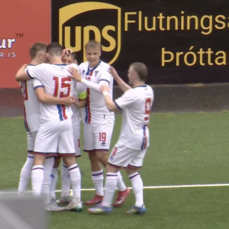 Føroyingar fegnast um annað av málunum, sum teir fingu tíðliga í dystinum (Skíggjamynd: Tv.fo)