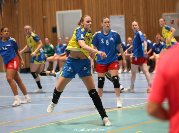 Pernille Brandenborg skorar eitt av sínum sjey málum í stórsigrinum. Leygardagin bíðari ein væl størri uppgáva enn Vålerenga (Mynd: Storhamar.topphåndbold.no)