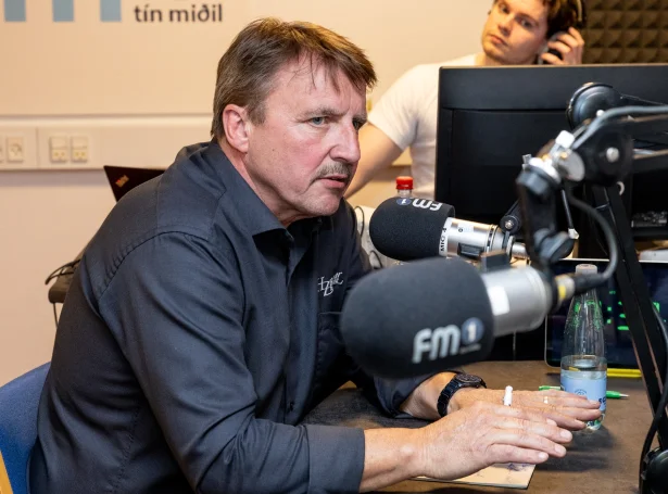 Heðin Zachariasen er fastur í panelinum saman við Jóannes Eidesgaard og Tórbjørn Jacobsen (Savnsmynd: Sverri Egholm)