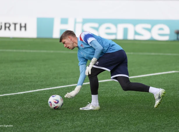 Eftir eina góða byrjan uppá tilveruna í Superliguni, hevur tað gingið eftir skriðuni í eina tíð hjá Fredericia - nú kom møguliga ein verulig vend, og var hetta millum annað eftir fleiri góðar bjargingar hjá Mattiasi Lamhauge (Mynd: Sverri Egholm)