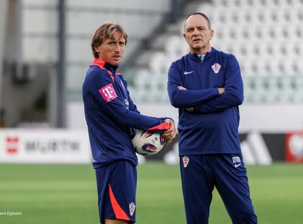 Luka Modric var á Tórsvølli tíðliga í september. Nú vitja føroyingar til týðandi dyst móti Balon'd Or vinnaranum (Mynd: Sverri Egholm)