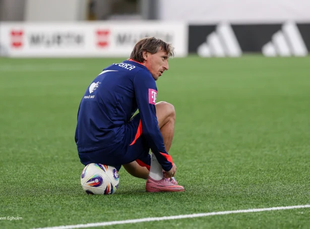- Luka Modric er ein heilt serstakur spælari. Hann hevur dominerað á hægsta stigi í Evropa í nógv, nógv ár nú. At hann kemur her á Tórsvølli at spæla verður ein stór løta. Eg gleði meg nógv at spæla ímóti honum, staðfestir dugnaligi føroyski miðvallarin Brandur Hendriksson - her sæst Modric beint undan kroatisku venjingini í gjár (Mynd: Sverri Egholm)