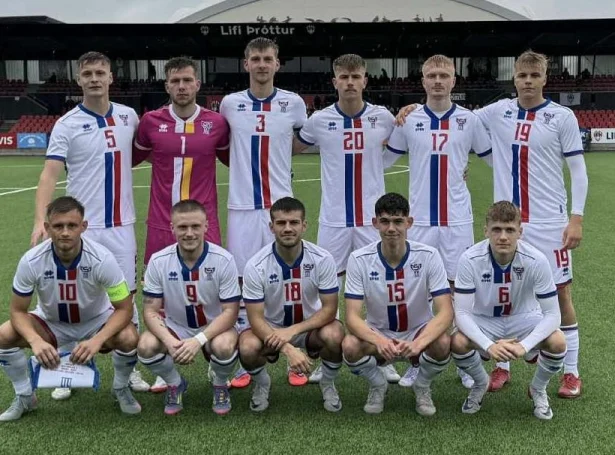 Liðið hjá Ólavi Mikkelsen var ógvuliga vælskipað og stóð sterkt saman - hatta var við at leiða til sigurs móti einum stórfavoritti (Mynd: Fótbóltssamband Føroya)