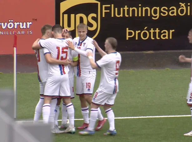 Føroyingar fegnast um annað av málunum, sum teir fingu tíðliga í dystinum (Skíggjamynd: Tv.fo)
