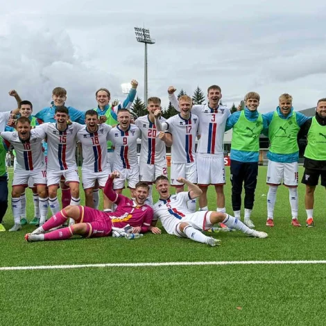 Føroyski spælara- og leiðarahópurin fegnast um flotta sigurin í Reykjavík hóskvøldið (Mynd: FSF)