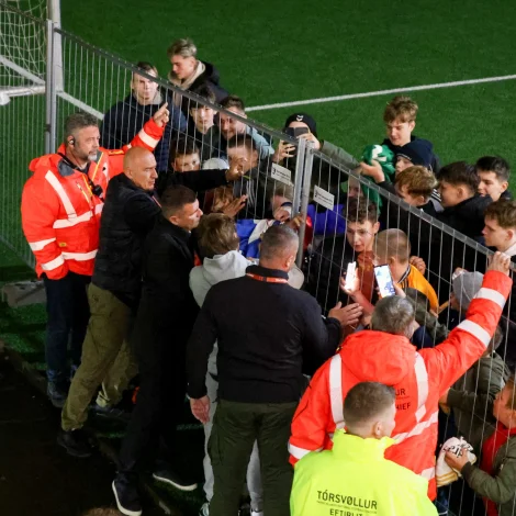Luka Modric sæst mitt í rokanum í gráari hettutroyggju